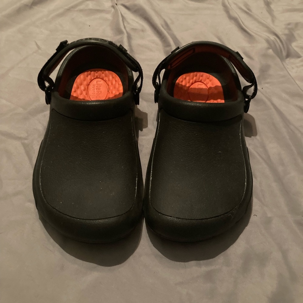Black Crocs size 6